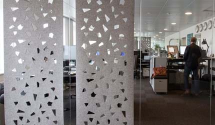 Rumafskærmning i grå filt hos Ticketmaster (3)